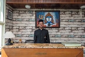 Shining hills by Lawrence Hotels