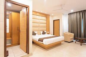 Shining hills by Lawrence Hotels