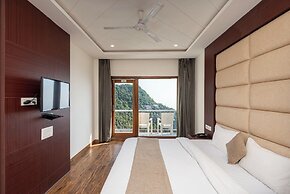 Shining hills by Lawrence Hotels