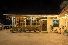 Shining hills by Lawrence Hotels