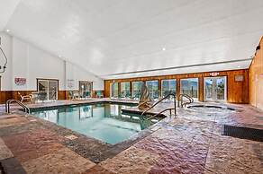 Full Kitchen Hot Tub Indoor Pool Sleeps 6