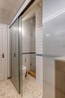 Modern Luxury 1-br Apartment
