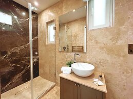 Local Gem Spacious 2BR 2BA Duplex Apartment