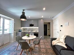 Local Gem Spacious 2BR 2BA Duplex Apartment