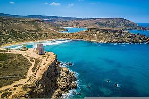 Spacious 1BR Penthouse With a Rooftop Terrace