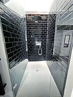 Spacious 1BR Penthouse With a Rooftop Terrace