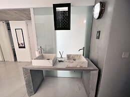 Spacious 1BR Penthouse With a Rooftop Terrace