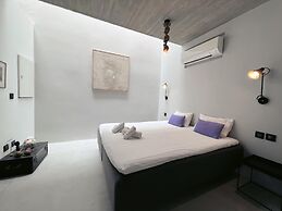 Spacious 1BR Penthouse With a Rooftop Terrace