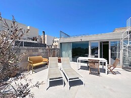 Spacious 1BR Penthouse With a Rooftop Terrace