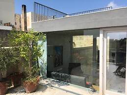 Spacious 1BR Penthouse With a Rooftop Terrace