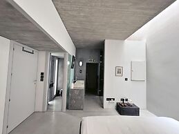 Spacious 1BR Penthouse With a Rooftop Terrace