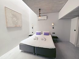 Spacious 1BR Penthouse With a Rooftop Terrace