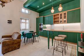 Spacious Apartment With Patio and Workspace