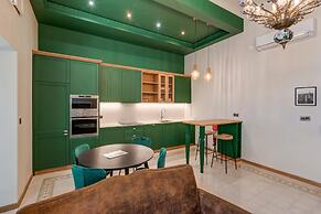 Spacious Apartment With Patio and Workspace