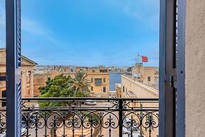 Square and Sea Views - 1 BR With Ensuite