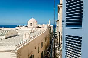 Square and Sea Views - 1 BR With Ensuite