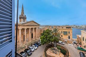 Square and Sea Views - 1 BR With Ensuite