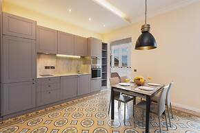 Square and Sea Views - 1 BR With Ensuite