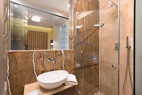 Square and Sea Views - 1 BR With Ensuite