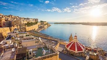 Square and Sea Views - 1 BR With Ensuite
