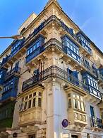 Square and Sea Views - 1 BR With Ensuite