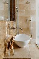 Square and Sea Views - 1 BR With Ensuite