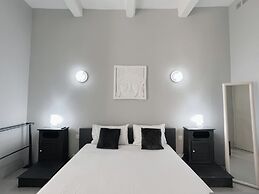 Spacious 1BR Apartment on Charming Street