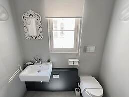 Spacious 1BR Apartment on Charming Street