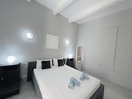 Spacious 1BR Apartment on Charming Street