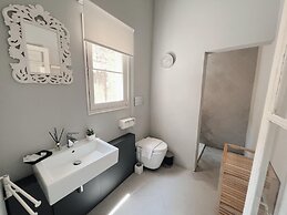 Spacious 1BR Apartment on Charming Street