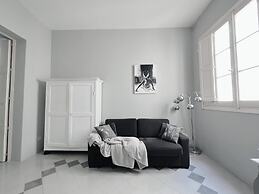 Spacious 1BR Apartment on Charming Street