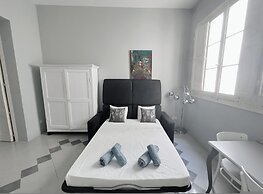 Spacious 1BR Apartment on Charming Street