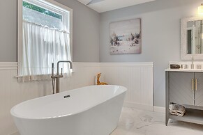 1/2 Mi to Ogunquit Beach: Maine Home w/ Deck!