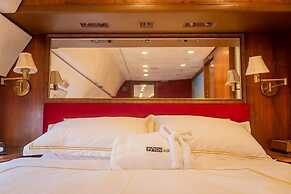 Boeing Airliner Private Jet With hot tub and Sauna