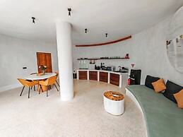 Hillstone Luxury Village