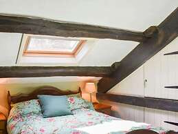 Red Squirrel Haven 2BR House - Sleeps 4 - Parking