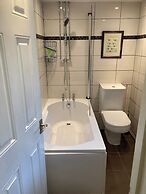 Red Squirrel Haven 2BR House - Sleeps 4 - Parking