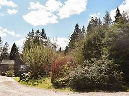 Red Squirrel Haven 2BR House - Sleeps 4 - Parking