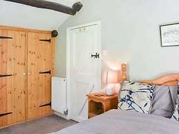 Red Squirrel Haven 2BR House - Sleeps 4 - Parking