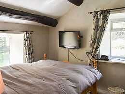 Red Squirrel Haven 2BR House - Sleeps 4 - Parking