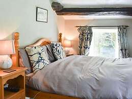 Red Squirrel Haven 2BR House - Sleeps 4 - Parking