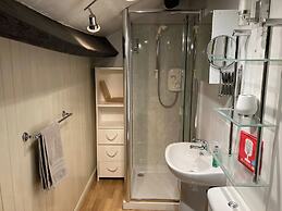 Red Squirrel Haven 2BR House - Sleeps 4 - Parking