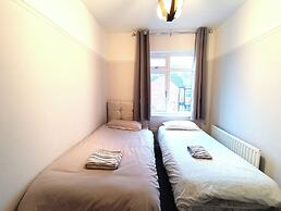 2-bed Darlington Townhouse, Garden & Free Parking
