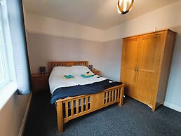 2-bed Darlington Townhouse, Garden & Free Parking