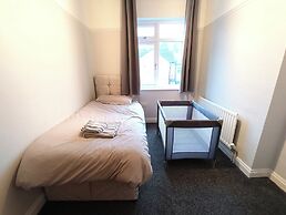 2-bed Darlington Townhouse, Garden & Free Parking