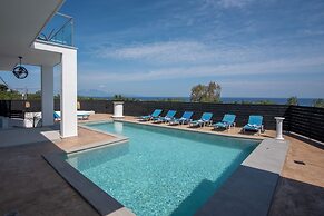 Gigi Star Luxury ApartVilla with Pool, Sea View