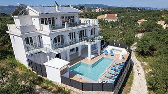 Gigi Star Luxury ApartVilla with Pool, Sea View