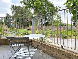 Modern and Sleek 2 Bed Apartment