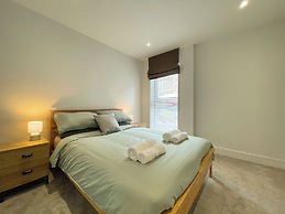 Modern and Sleek 2 Bed Apartment