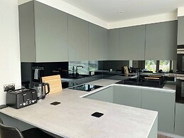 Modern and Sleek 2 Bed Apartment